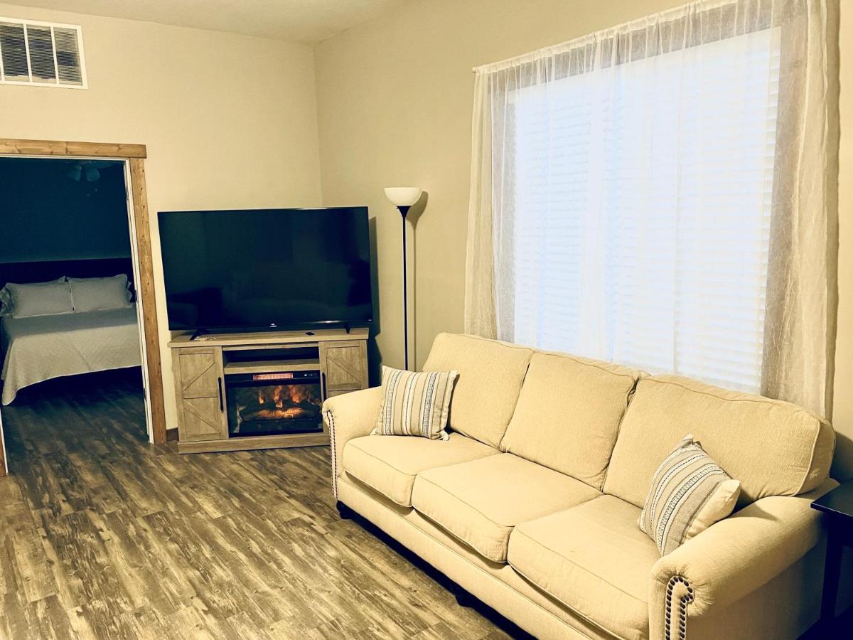 Modern Farmhouse 3 Bed, 2 Bath Apartment, Sleeps 7, Lots Of Space, Steps To Downtown, Honeywell & Eagles Theater Wabash Bagian luar foto
